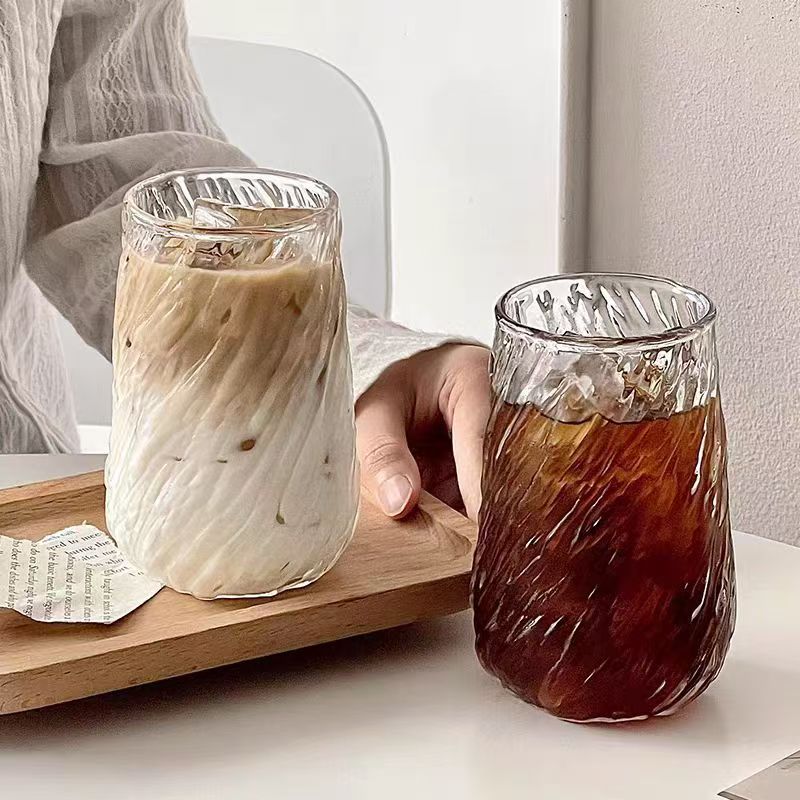 Čínske sklenené šálky sú vyrobené z rôznych materiálov