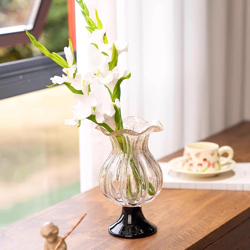 Luxusná vysoká sklenená váza so zlatými škvrnami vo vintage štýle