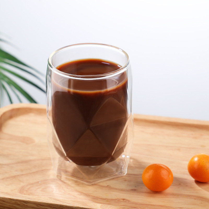 Jednoduchý tepelne odolný pohár z dvojstenného izolovaného skla